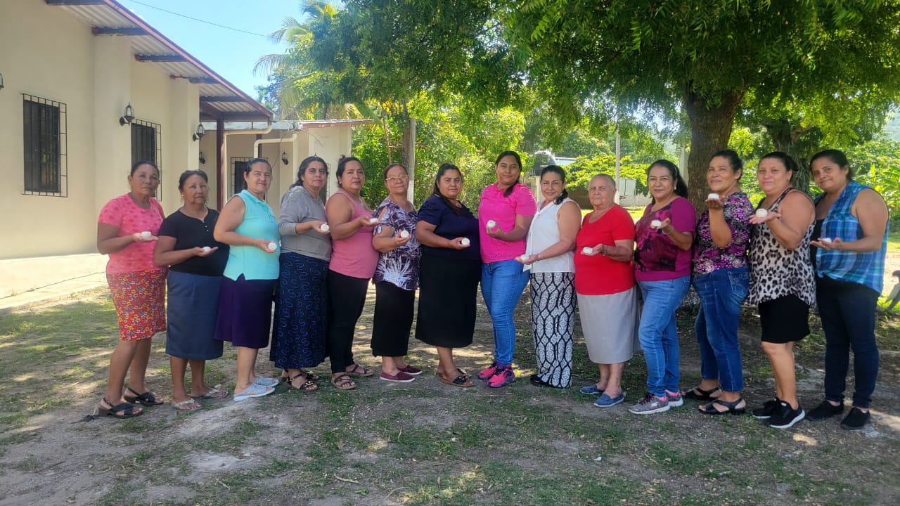 Grupo de mujeres se preparan en  elaboración de Jabones Artesanales